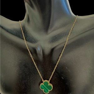 18k Solid Gold Natural Malachite Clover Necklace. 15mm motif. Pawnable.